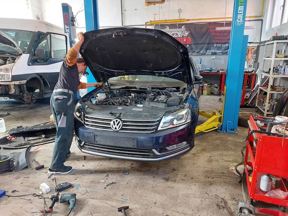 Oprava pod kapotou — VW Passat